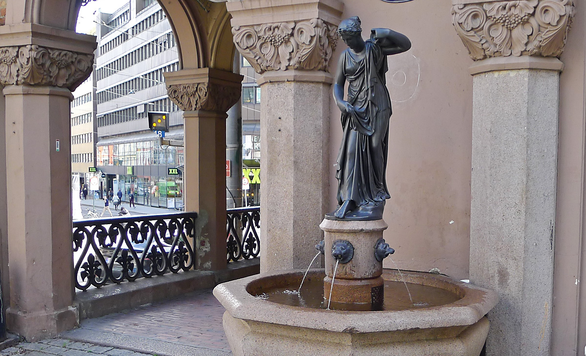 Fontener ved Oslo domkirke og basarene&nbsp;<span>(+)</span>