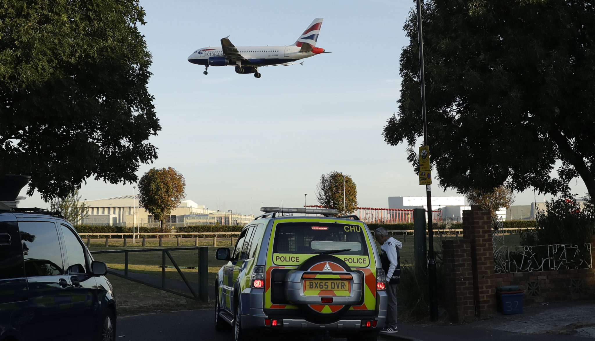 Klima­aktivister pågrepet for drone­aksjon på Heathrow&nbsp;<span>(+)</span>