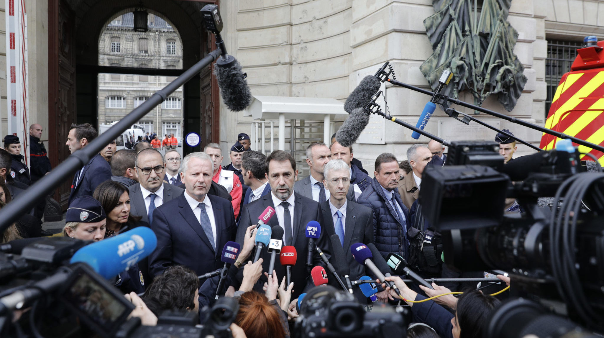 Frankrikes innenriksminister innrømmer svikt etter knivdrap på politifolk&nbsp;<span>(+)</span>