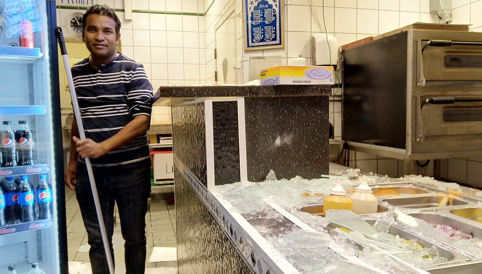 Abdul nektet å betale beskyttelses&shy;penger - maskerte menn angrep familien og ramponerte pizzeriaen hans&nbsp;<span>(+)</span>