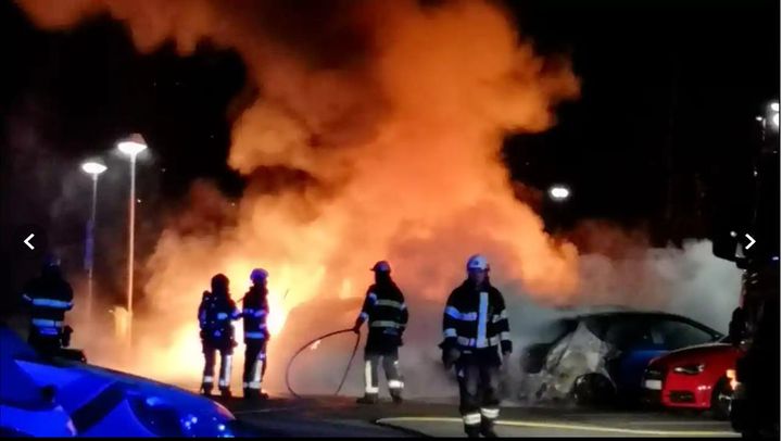 Stockholm: 20 bilbranner og kraftig eksplosjon ved bygning i natt&nbsp;<span>(+)</span>