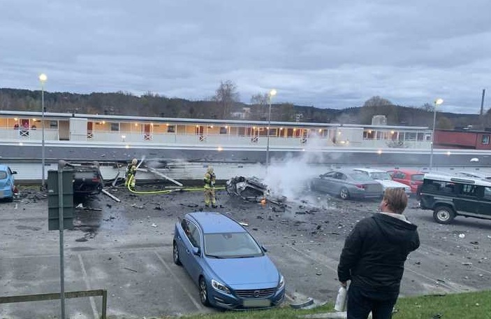 Tre biler totalskadd i eksplosjon i Sverige&nbsp;<span>(+)</span>