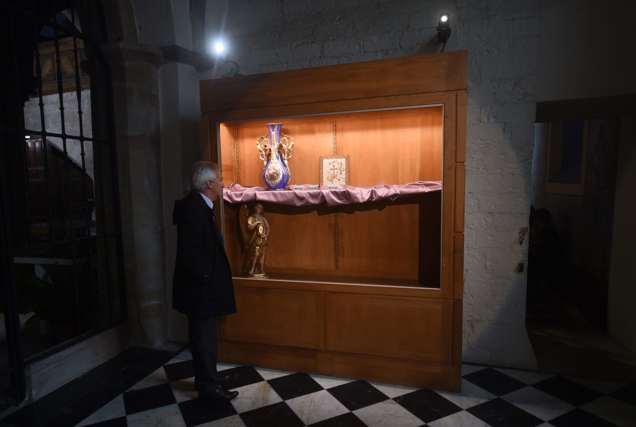 Uerstattelige verdier stjålet fra fransk katedral i brutalt ran&nbsp;<span>(+)</span>