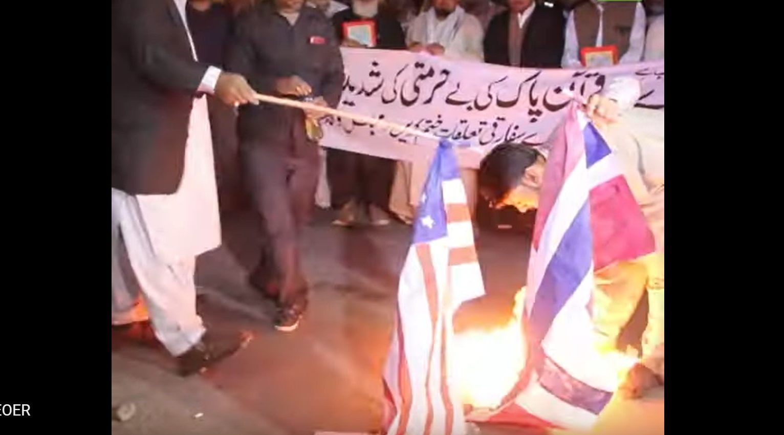 Her brennes det norske flagget i Karachi – se video&nbsp;<span>(+)</span>