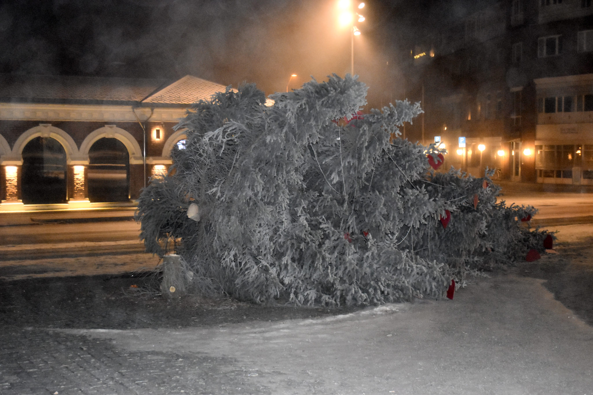 Juletreet på torget i Hamar saget ned i løpet av natten&nbsp;<span>(+)</span>