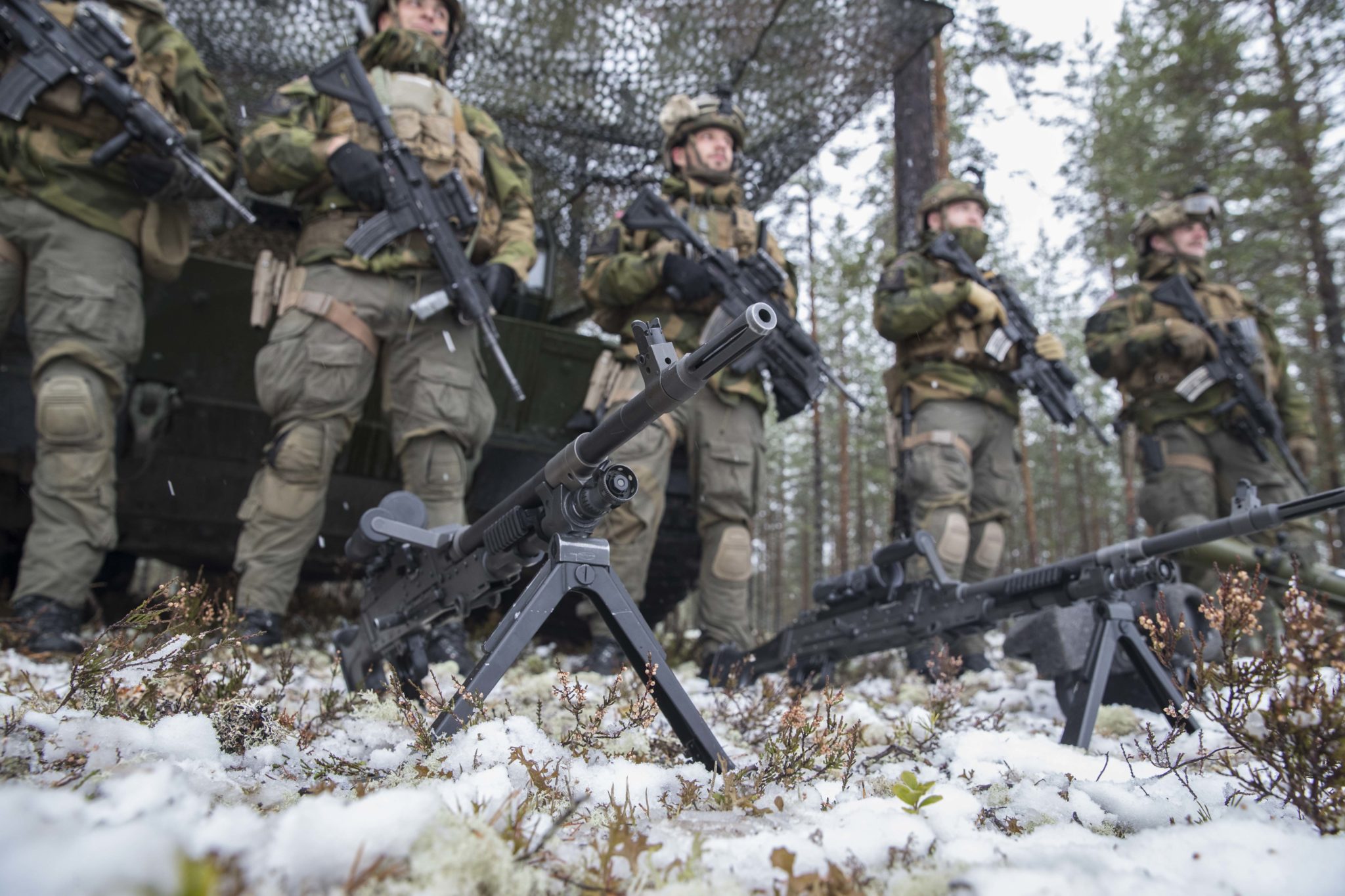 Rapport: Forsvaret kan spare milliarder på smartere innkjøp og færre offiserer&nbsp;<span>(+)</span>