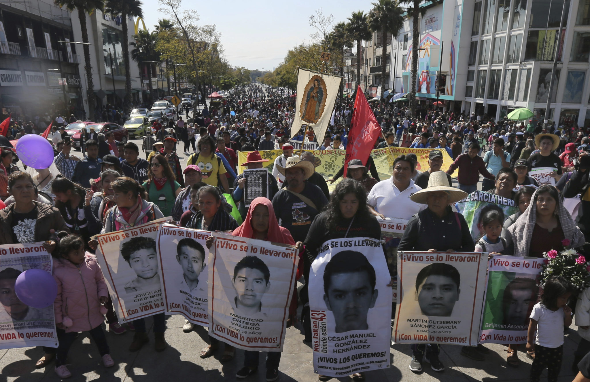 Исчезновение студентов в мексике. Исчезновение студентов Мексика. Мексика студенты пропали. Исчезновение 43 студентов в Мексике. Похищение 43 студентов в Мексике.
