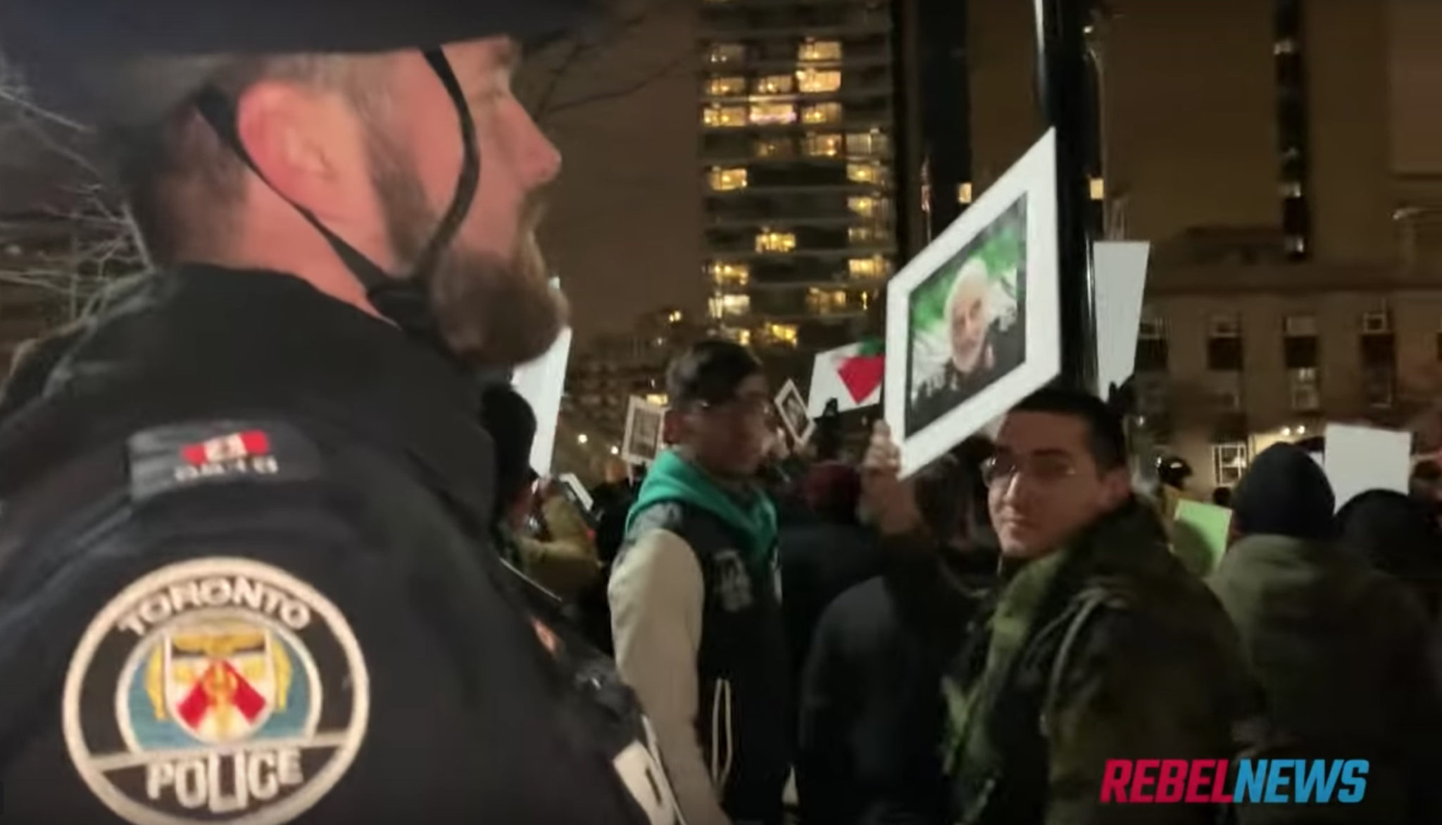 Journalist truet med arrestasjon under minnestund for Soleimani i Toronto&nbsp;<span>(+)</span>