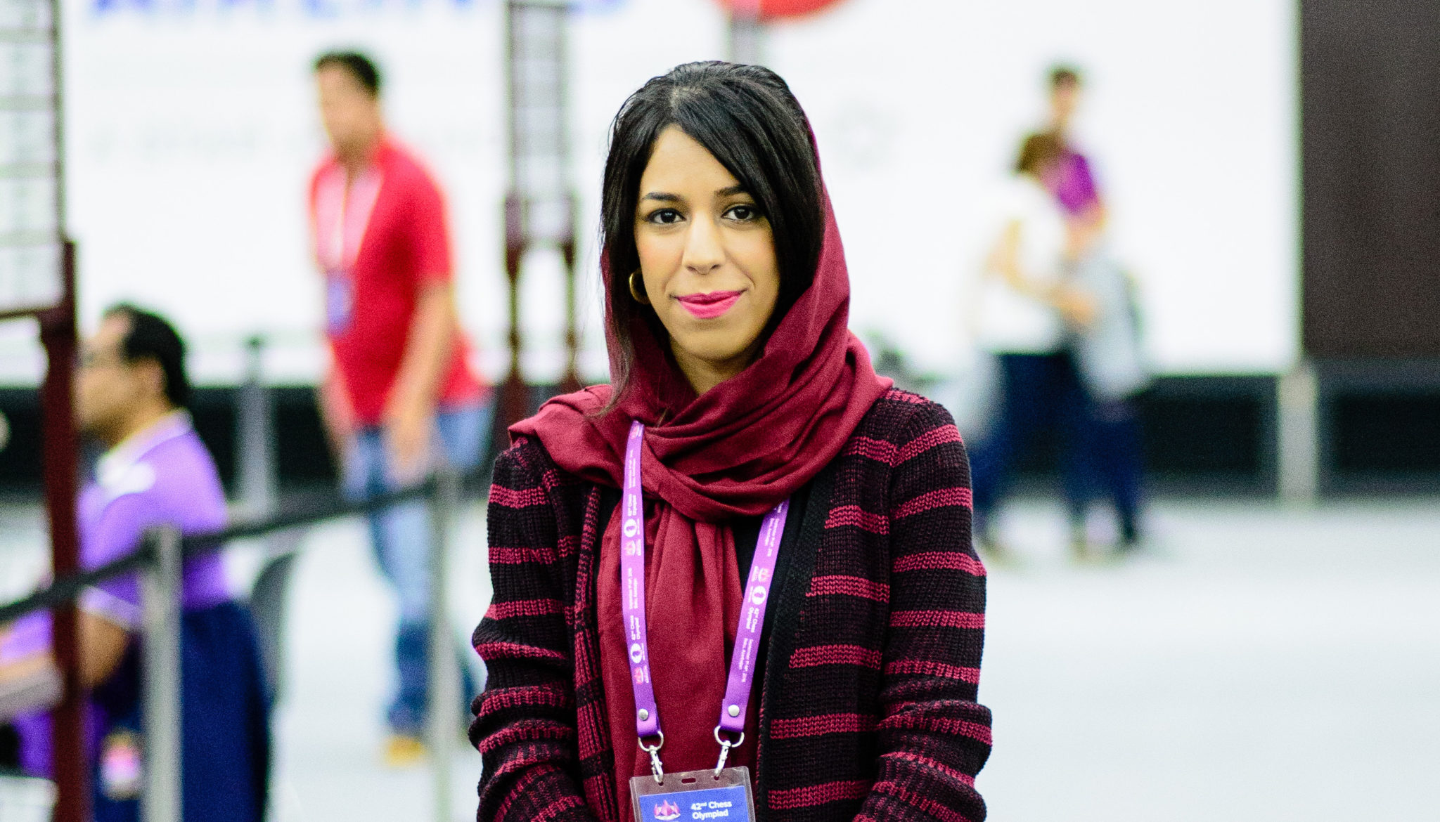 Iransk dommer i sjakk-VM uten hijab – kan ikke dra hjem etter korreks fra Iran&nbsp;<span>(+)</span>