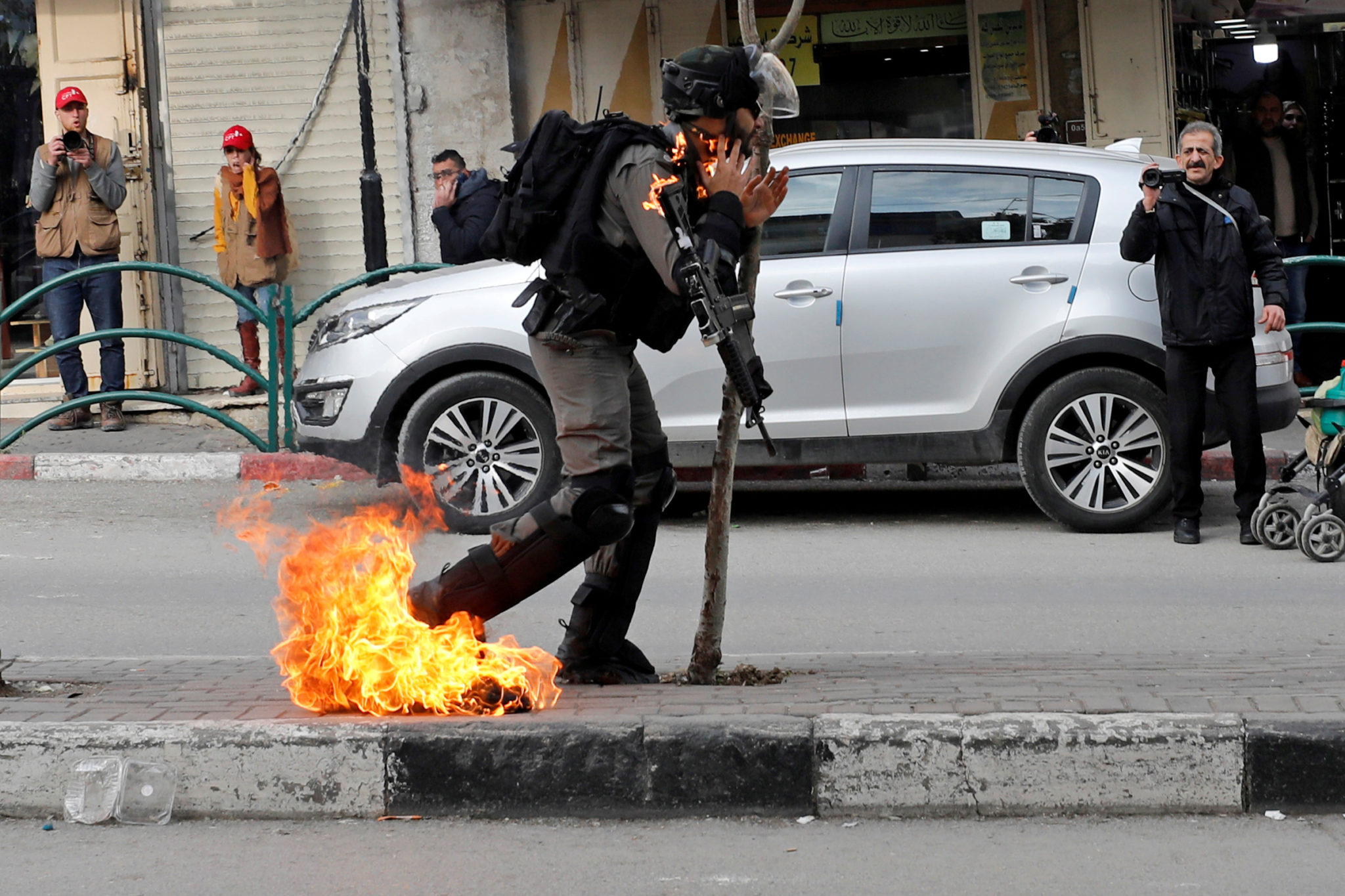 Palestiner angrep grensepoliti med molotovcocktail - ble skutt og drept&nbsp;<span>(+)</span>