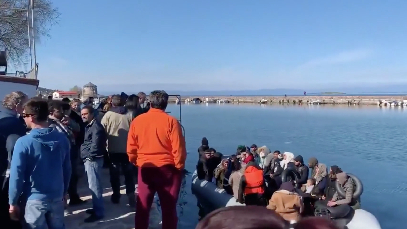 Folk på Lesbos hindrer migranter i å stige i land&nbsp;<span>(+)</span>