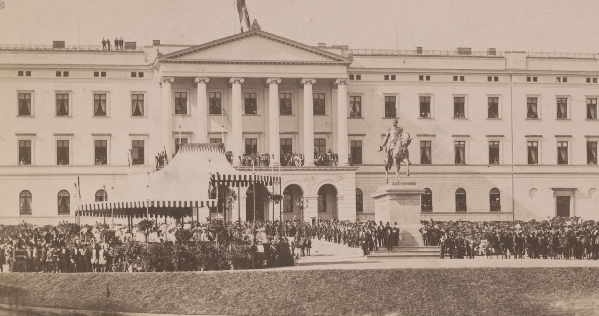 Carl Johan-statuen avdukes, Christiania, 7. september 1875&nbsp;<span>(+)</span>