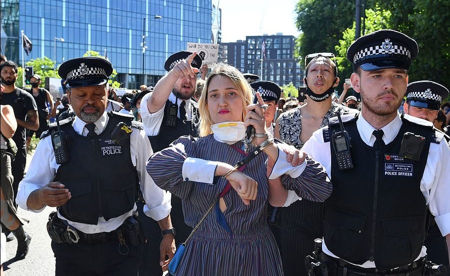 Sympati-demonstrasjoner i Storbritannia - britene rister på hodet&nbsp;<span>(+)</span>
