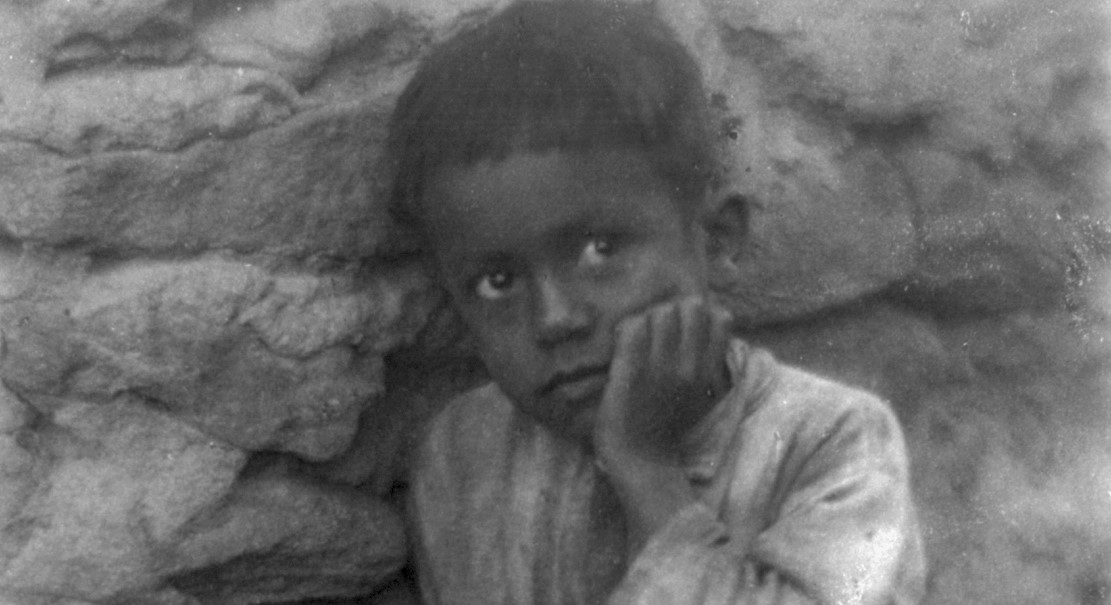 Barneportrett ved en steinmur (c. 1930)&nbsp;<span>(+)</span>