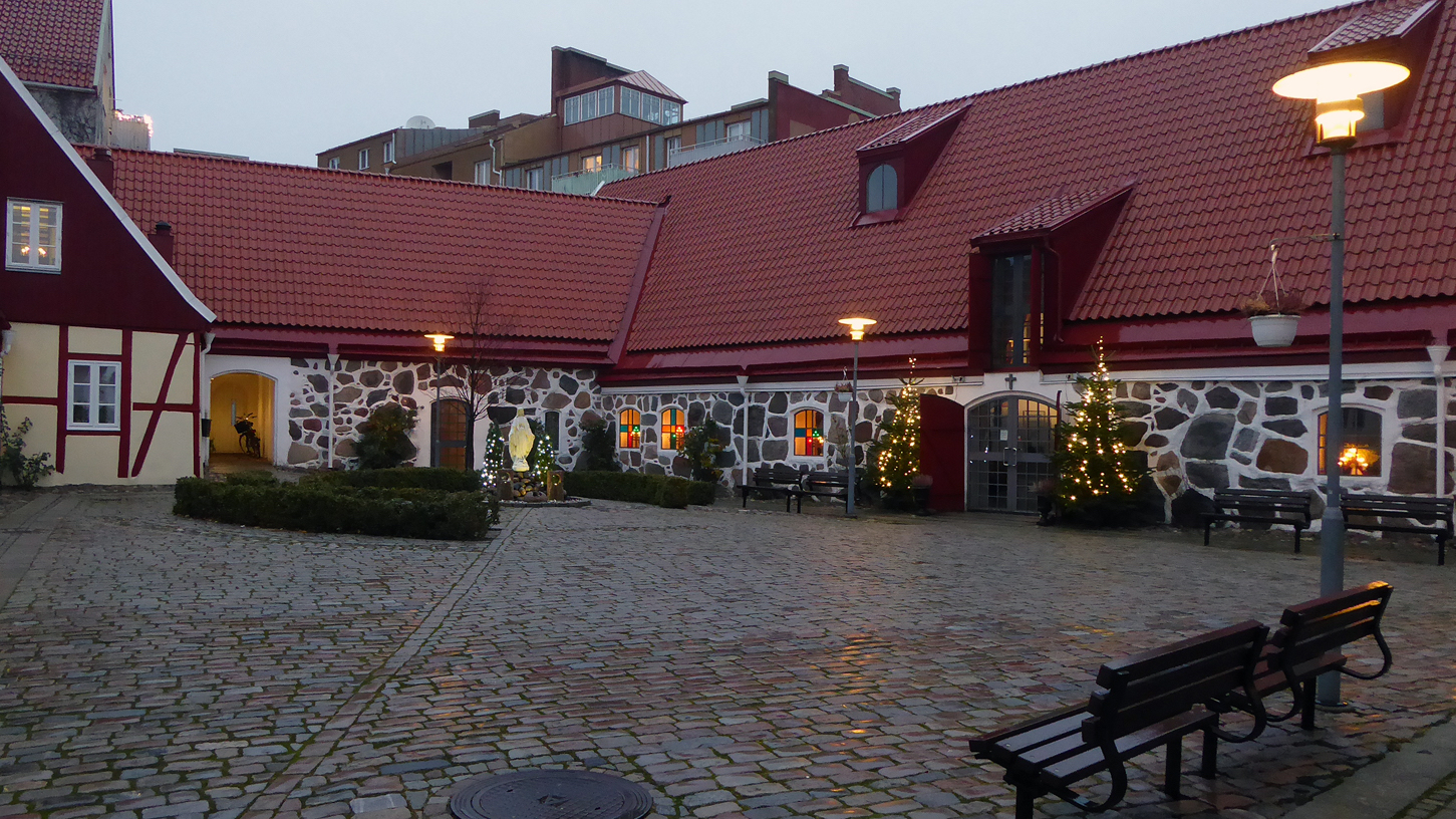 Unge menn kastet store steiner gjennom kirkevindu under gudstjeneste i Sverige&nbsp;<span>(+)</span>