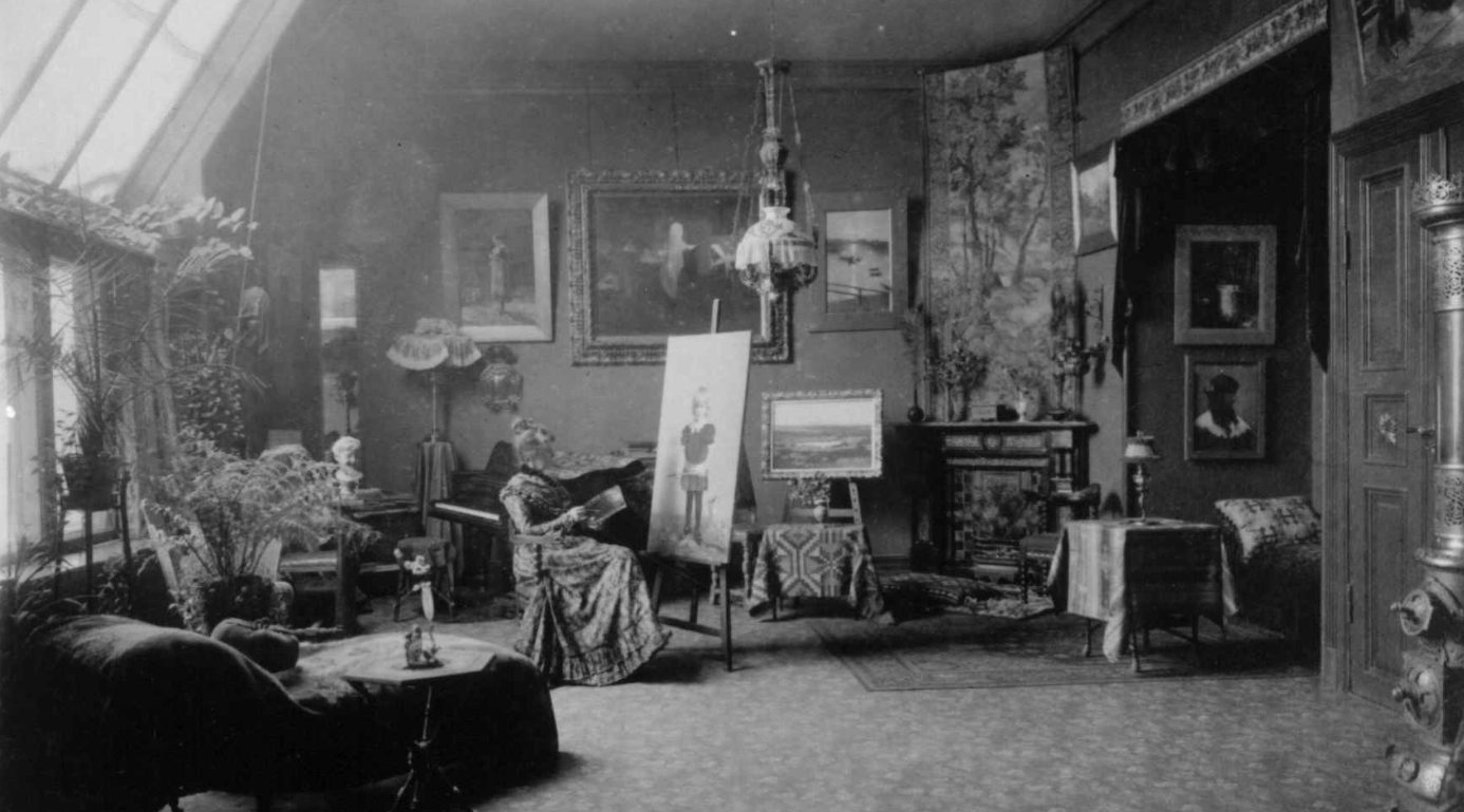 Asta Nørregaard i sitt atelier i Hansteens gate 2 i Kristiania (1890-tallet)&nbsp;<span>(+)</span>