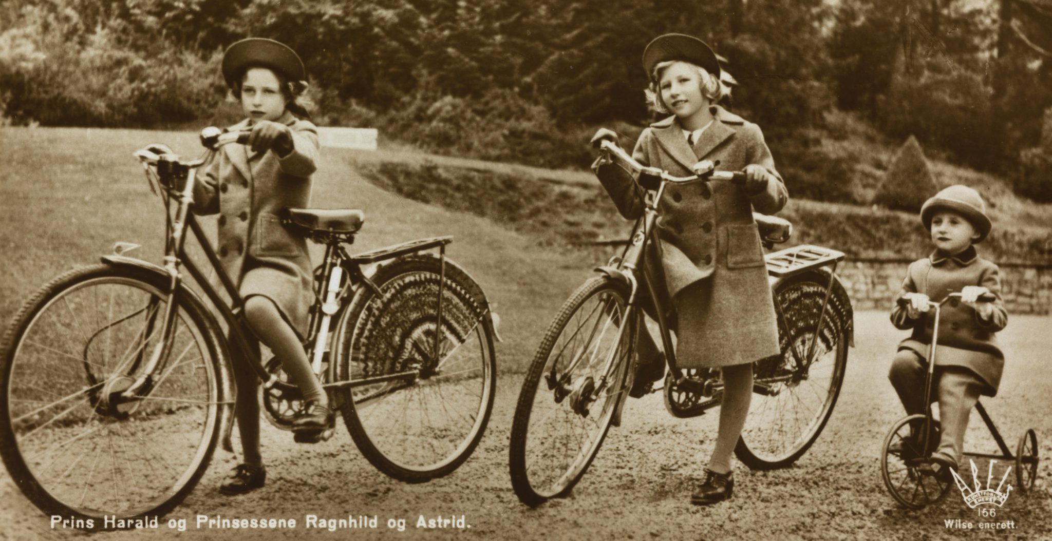 Prinsesse Ragnhild, prinsesse Astrid og prins Harald (1939)&nbsp;<span>(+)</span>