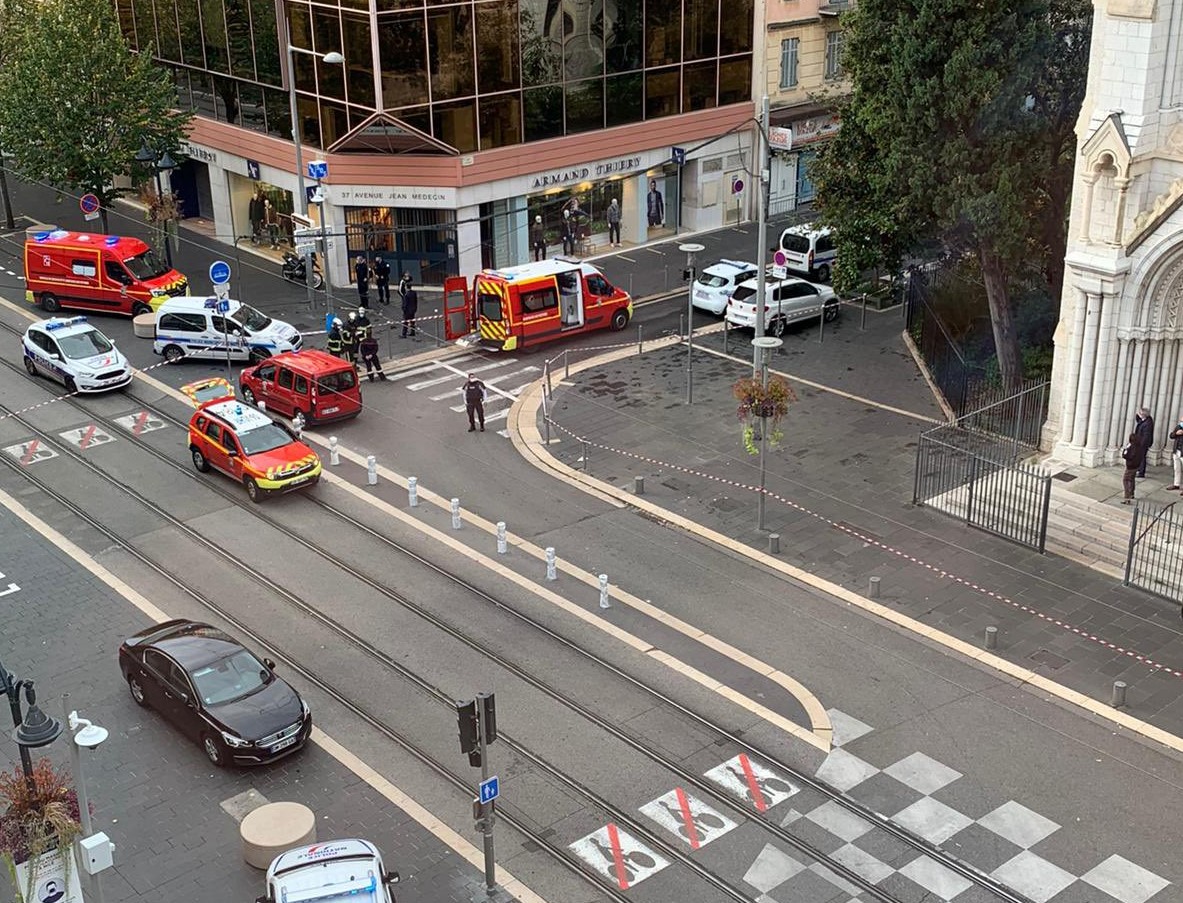 Knivterror i Frankrike: Mann myrdet tre og skadet flere inne i og utenfor kirke i Nice&nbsp;<span>(+)</span>