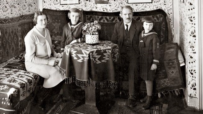 Ruth Maier (1920-1942) og hennes nærmeste familie, Wien c. 1930&nbsp;<span>(+)</span>