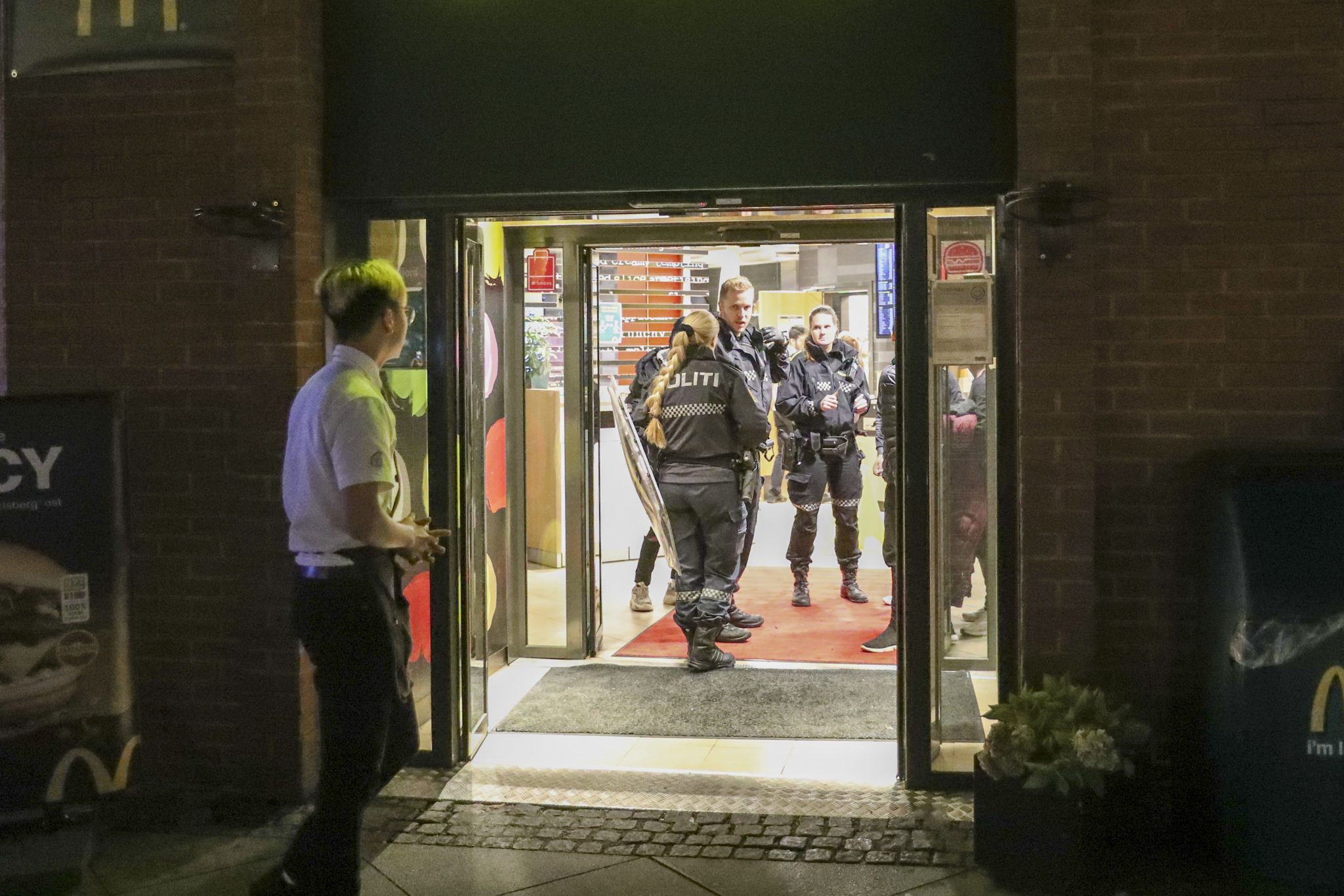 Masseslagsmål i Sandefjord: Ung mann pågrepet etter knivstikking&nbsp;<span>(+)</span>