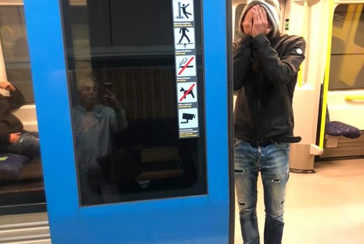Fire gutter hopper på jente på T-banen i Stockholm, mishandler henne foran 50&nbsp;<span>(+)</span>