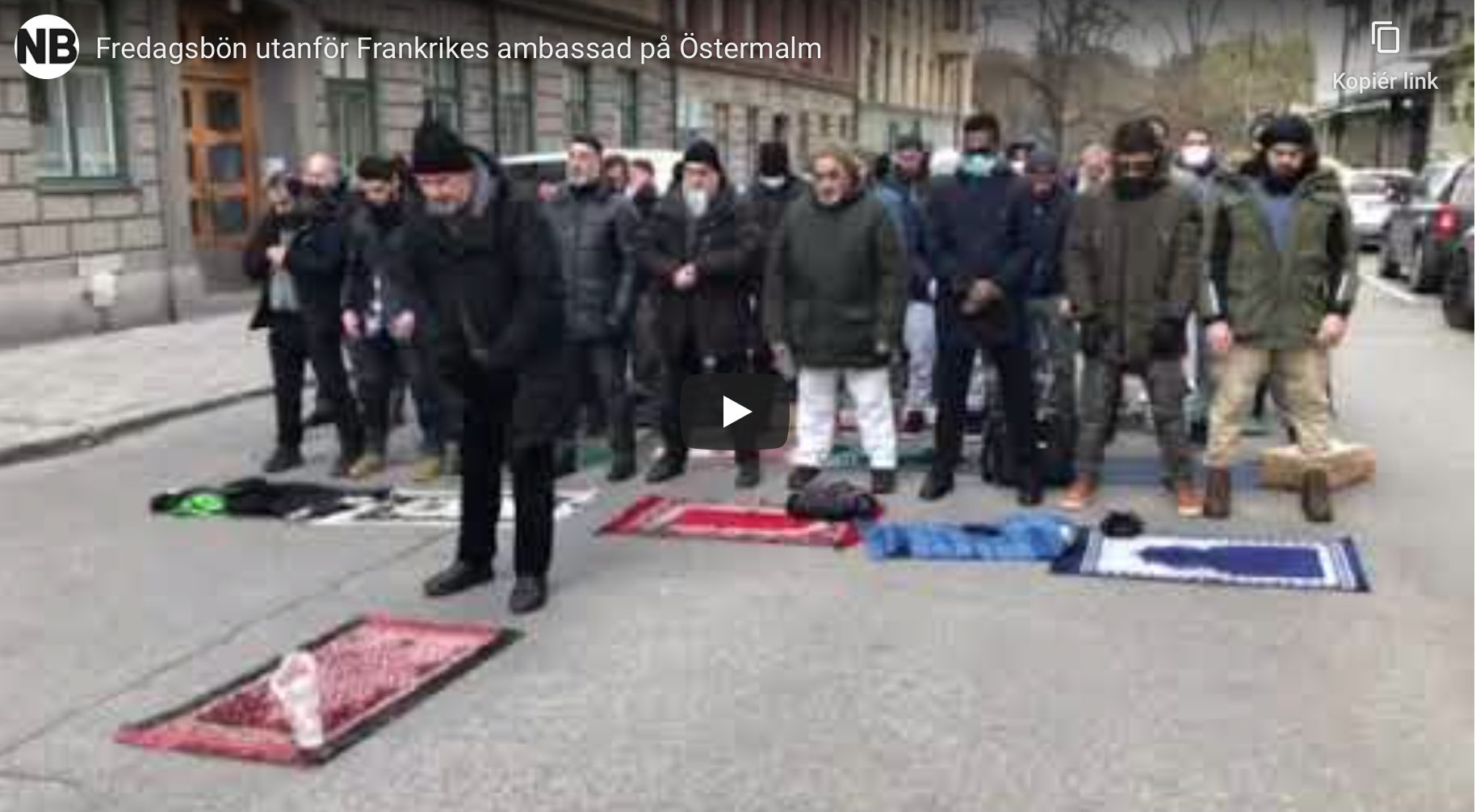 Muslimer i Stockholm okkuperer gaten for fredags&shy;bønn utenfor Frankrikes ambassade&nbsp;<span>(+)</span>