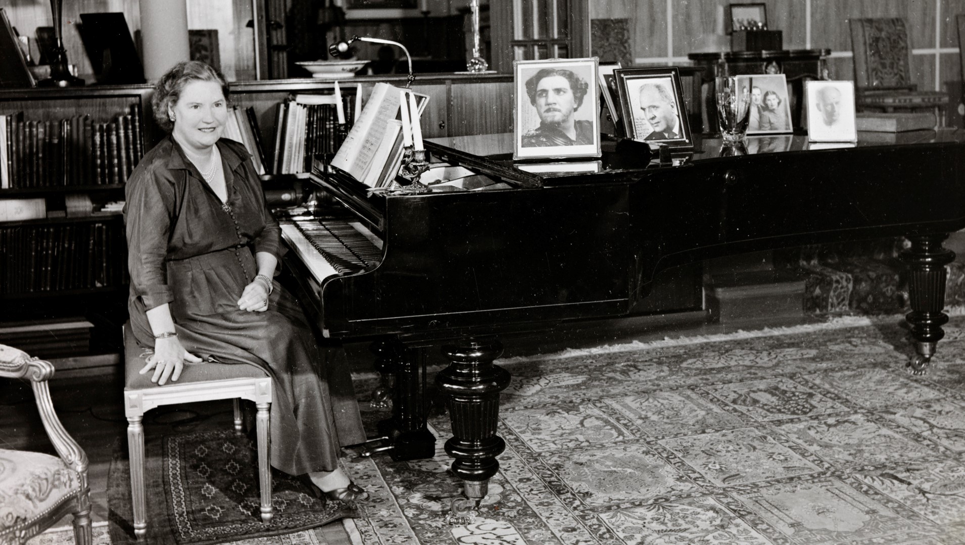 Kirsten Flagstad ved sitt flygel (ikke datert)&nbsp;<span>(+)</span>