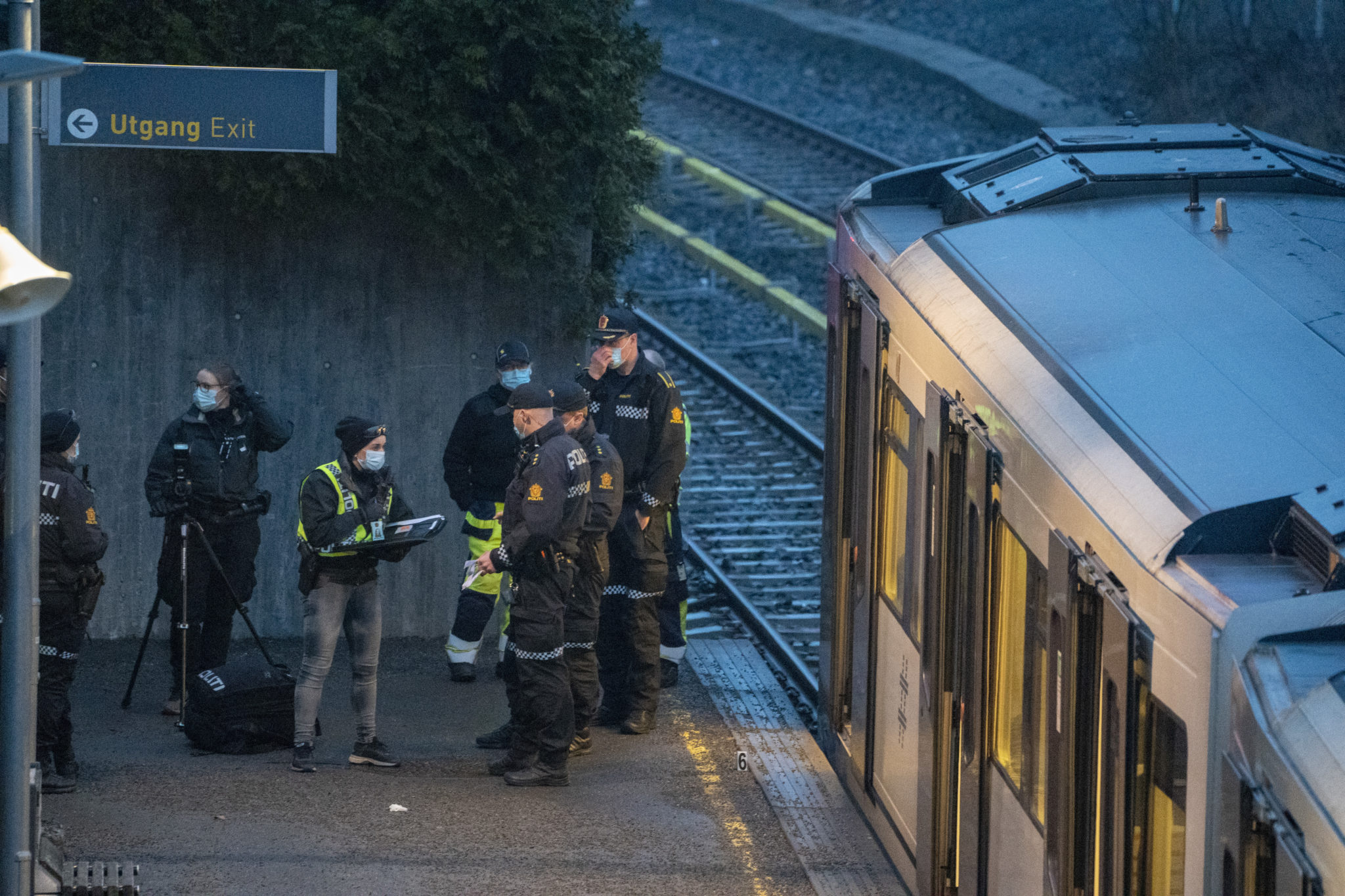 To menn kjørt til sykehus etter bråk på T-banen i Oslo, trolig er det brukt kniv&nbsp;<span>(+)</span>