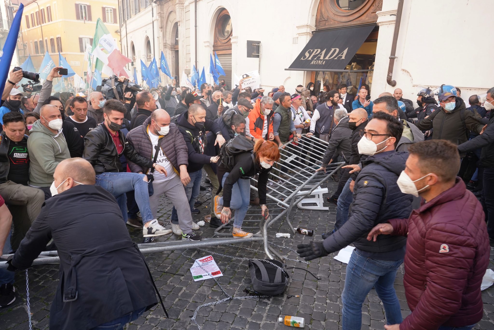 Store protester mot fortsatt nedstengning i Italia&nbsp;<span>(+)</span>