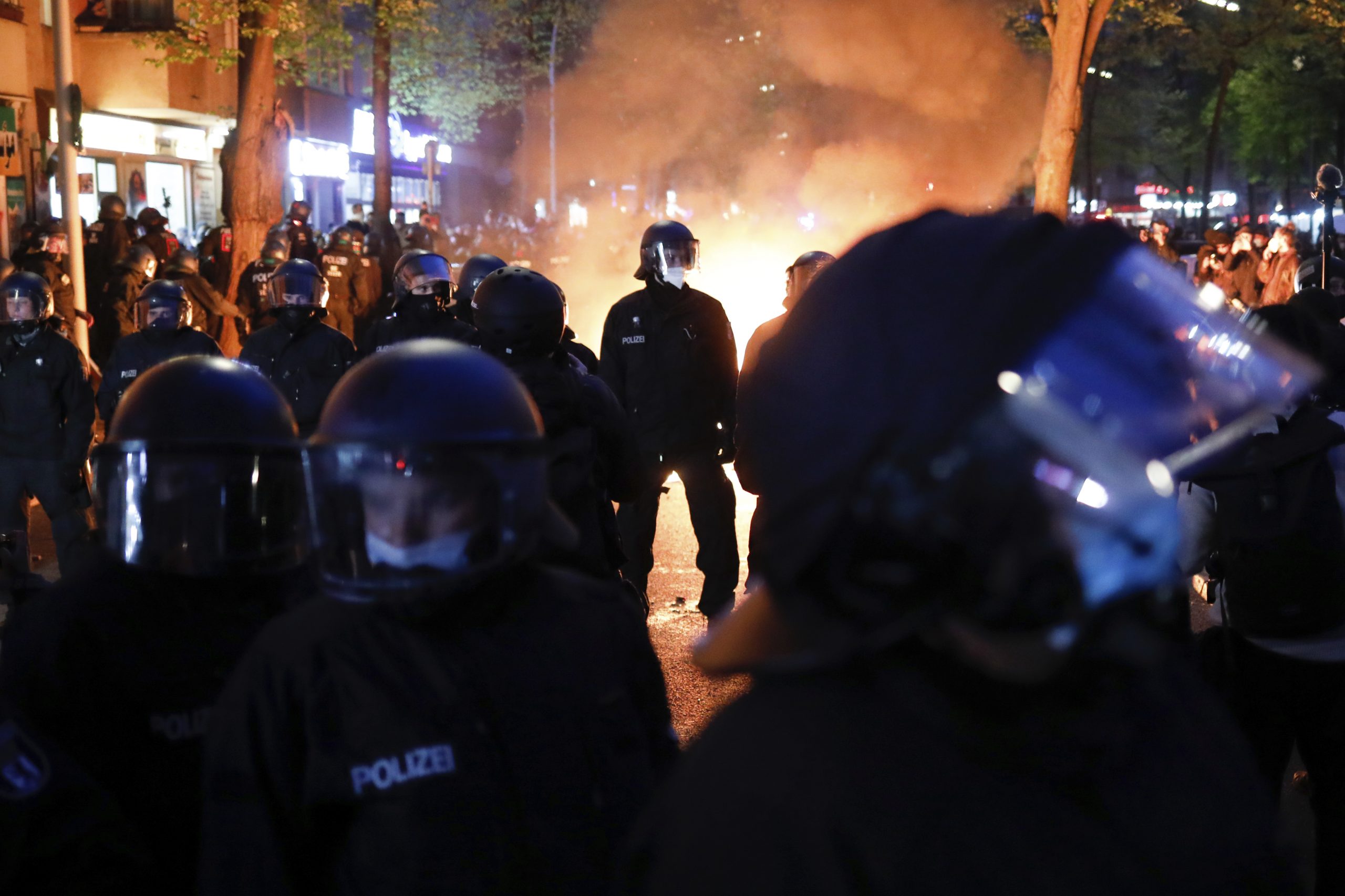 Venstresiden gikk amok: Over 50 skadd og 250 pågrepet etter 1. mai i Berlin&nbsp;<span>(+)</span>