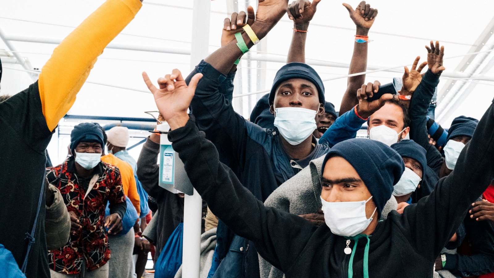 Italia lar 700 migranter gå i land&nbsp;<span>(+)</span>