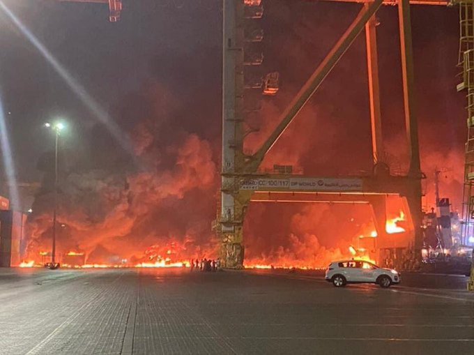 Brann under kontroll etter eksplosjon i Dubais største havn&nbsp;<span>(+)</span>
