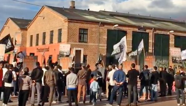 Islamister oppfordrer til hellig krig i 2017. Dansk politi vil i 2021 vite navnet på den som kommenterte&nbsp;<span>(+)</span>