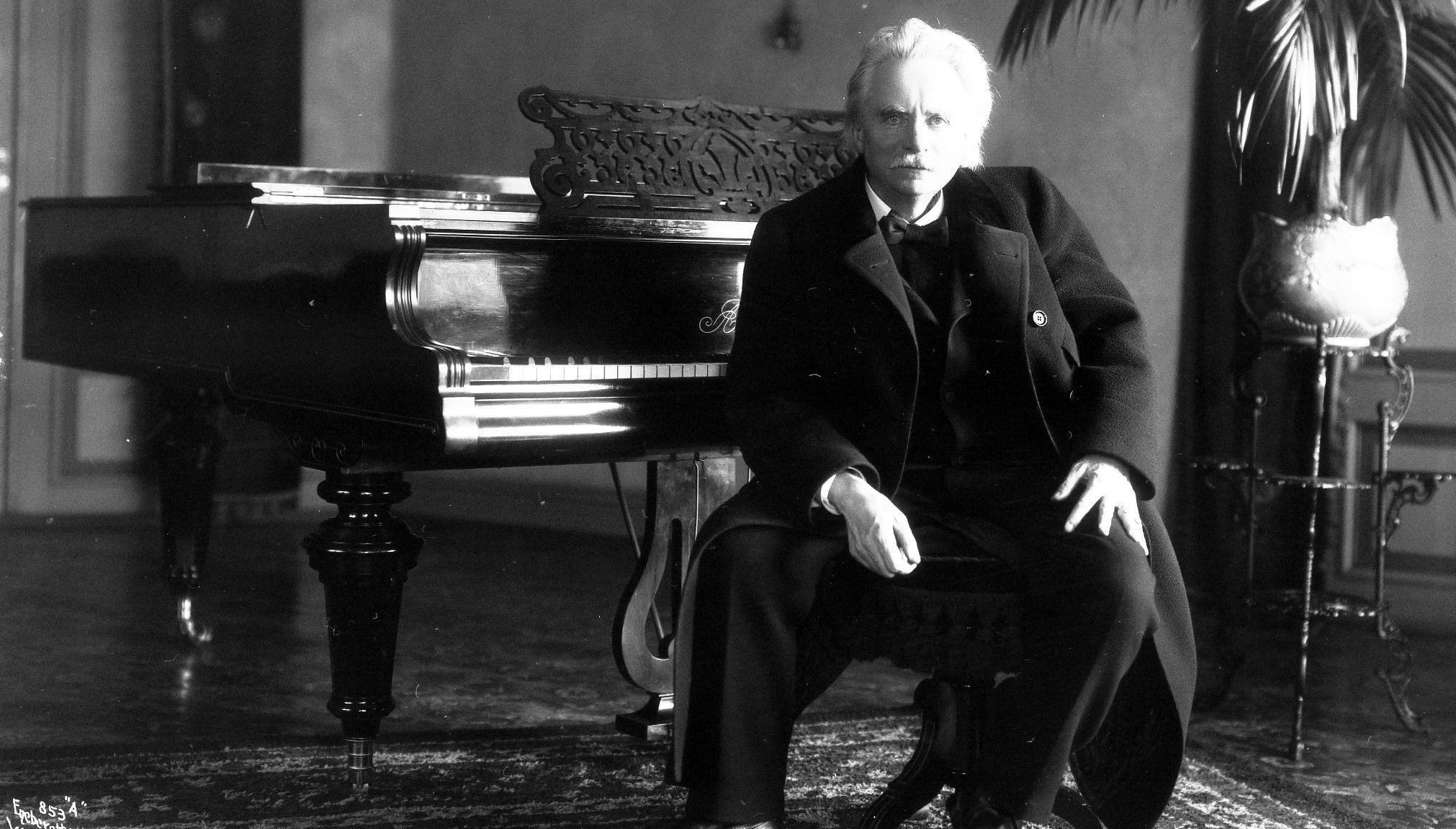 Edvard Grieg ved pianoet (1906).&nbsp;<span>(+)</span>