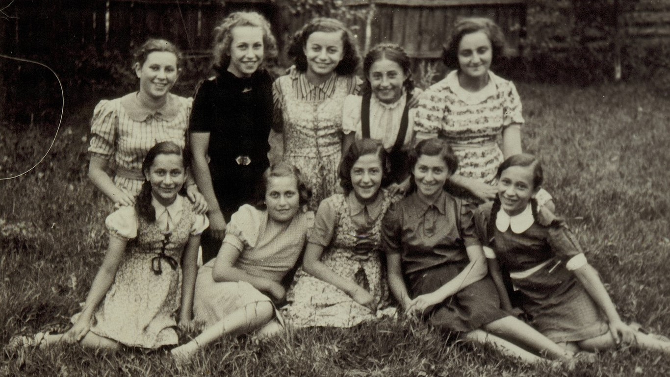 Unge jødinner i Eišiškės, før september 1941&nbsp;<span>(+)</span>