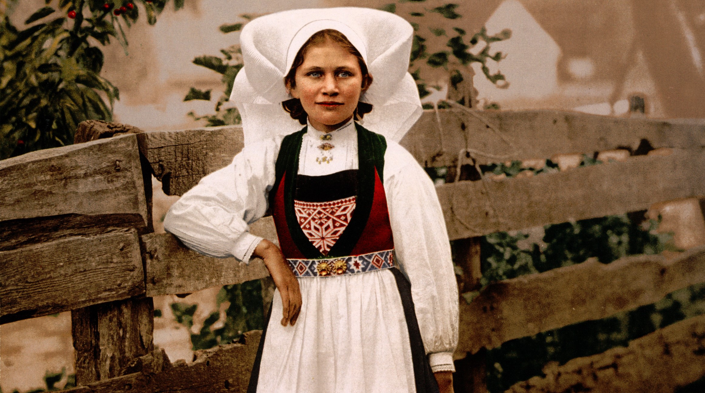 Ung dame i Hardanger-bunad (1897?)&nbsp;<span>(+)</span>