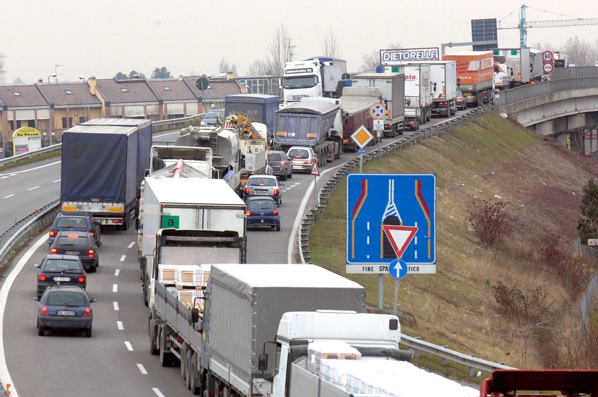 Italienske myndigheter forbyr transport­streik i protest mot høye drivstoff­priser&nbsp;<span>(+)</span>