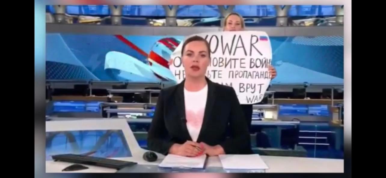 Russisk TV-ansatt med krigsprotest på direkten. Ble straks arrestert&nbsp;<span>(+)</span>