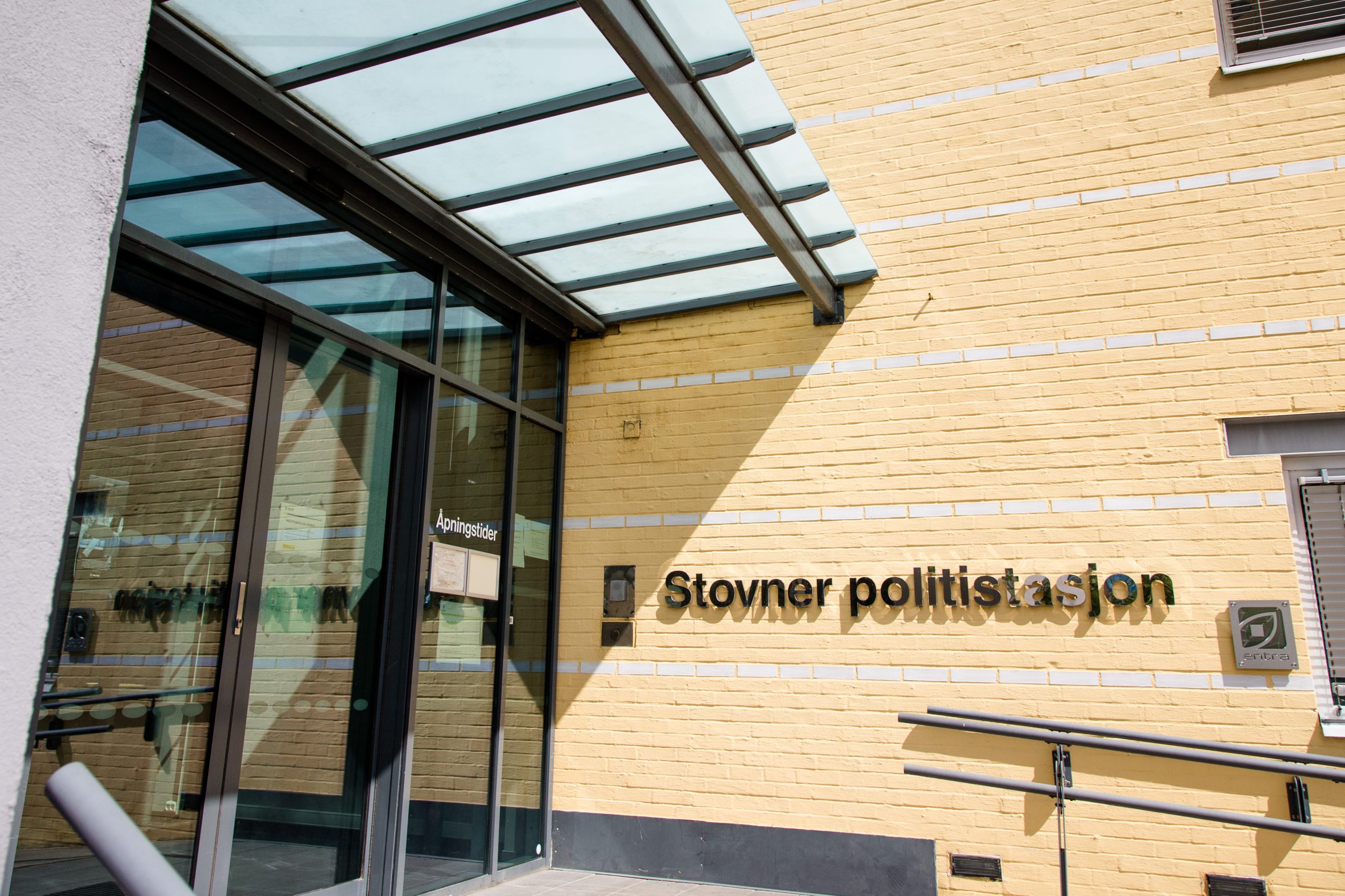 To menn tiltalt etter brannbombeangrep mot Stovner politistasjon&nbsp;<span>(+)</span>