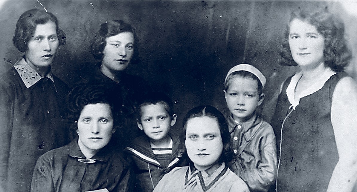 Jødiske kvinner og barn fra Miropol, Ukraina (ikke senere enn oktober 1941)&nbsp;<span>(+)</span>