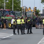 Nederland tar en Trudeau: Politi mot bønder