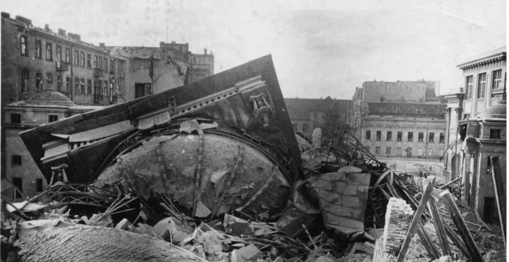 Restene av den store synagogen i Warszawa etter sprengningen den 16. mai 1943&nbsp;<span>(+)</span>