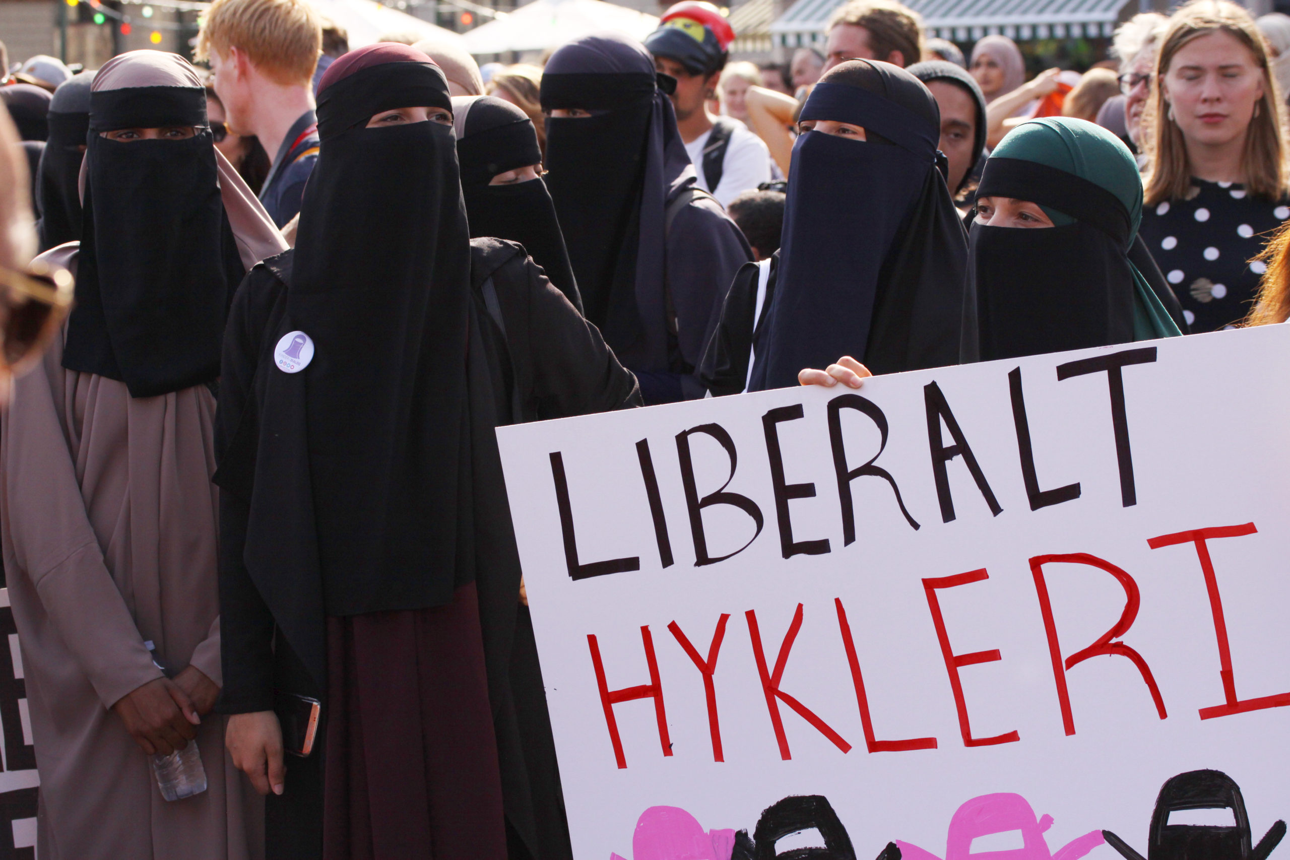 Mens iranere protesterer mot hijabtvang, fremmer Aftenposten hijab i norsk politi&nbsp;<span>(+)</span>