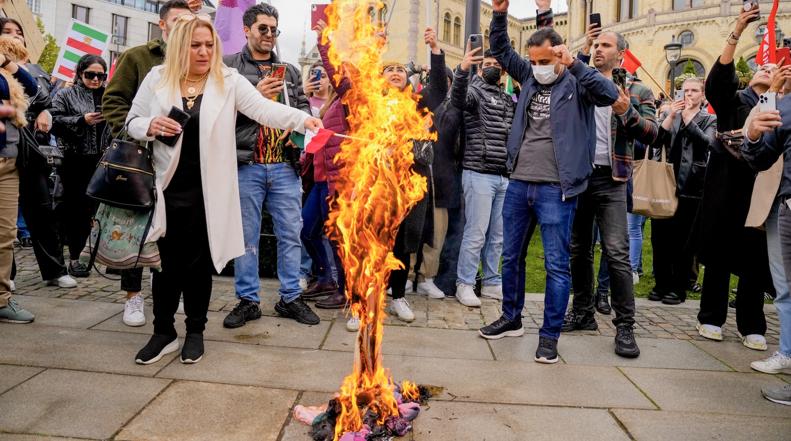 Blandede følelser for norske politikere: Hijaber brent foran Stortinget&nbsp;<span>(+)</span>