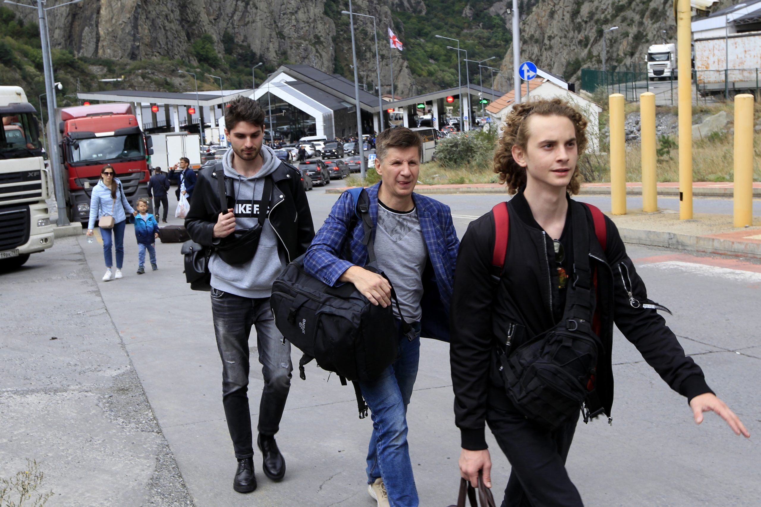 Nekter å bli Putins kanonføde - milelange køer for å komme seg ut av Russland&nbsp;<span>(+)</span>