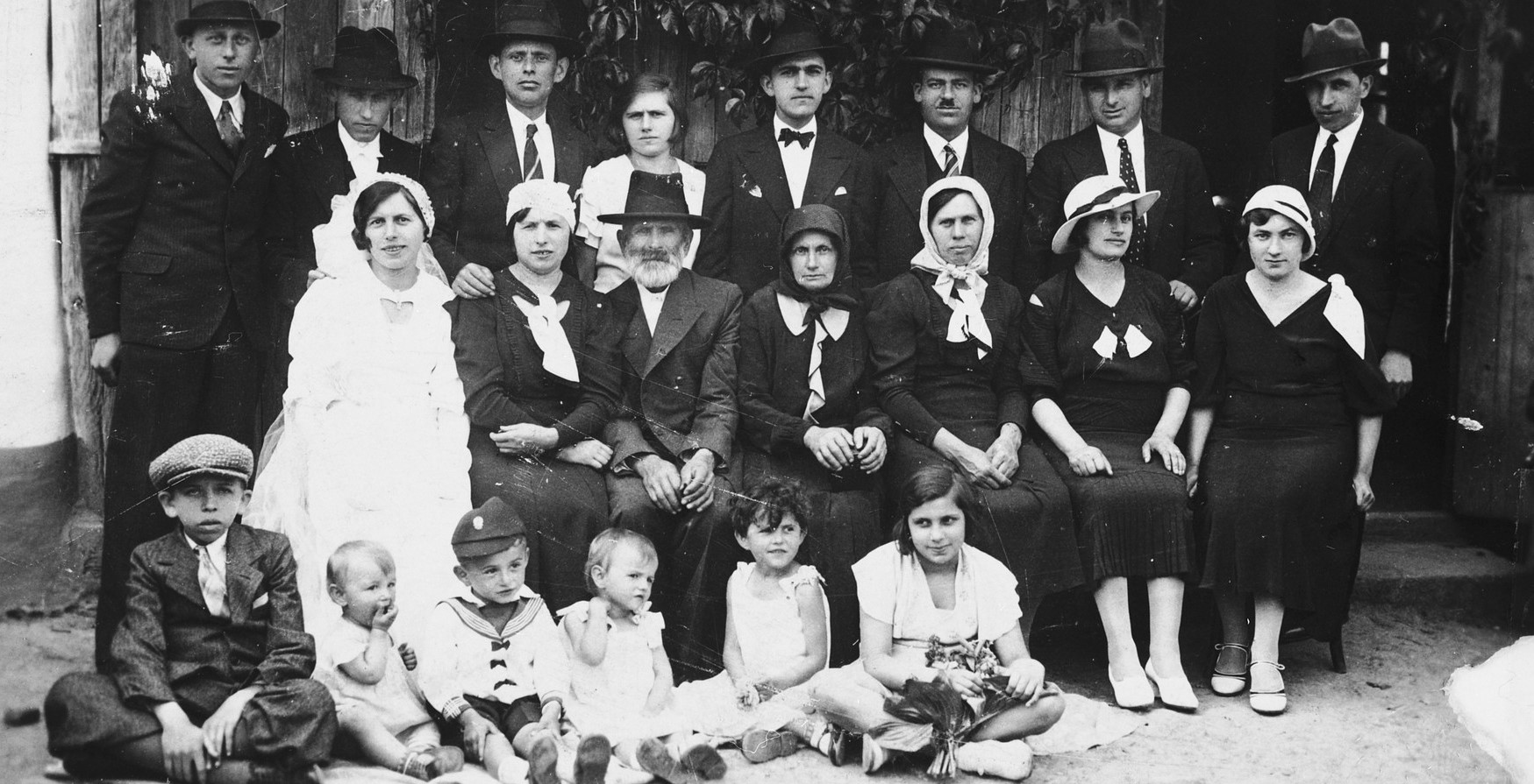 Brudepar og bryllupsgjester i Bilki, Rutenia (1934)&nbsp;<span>(+)</span>