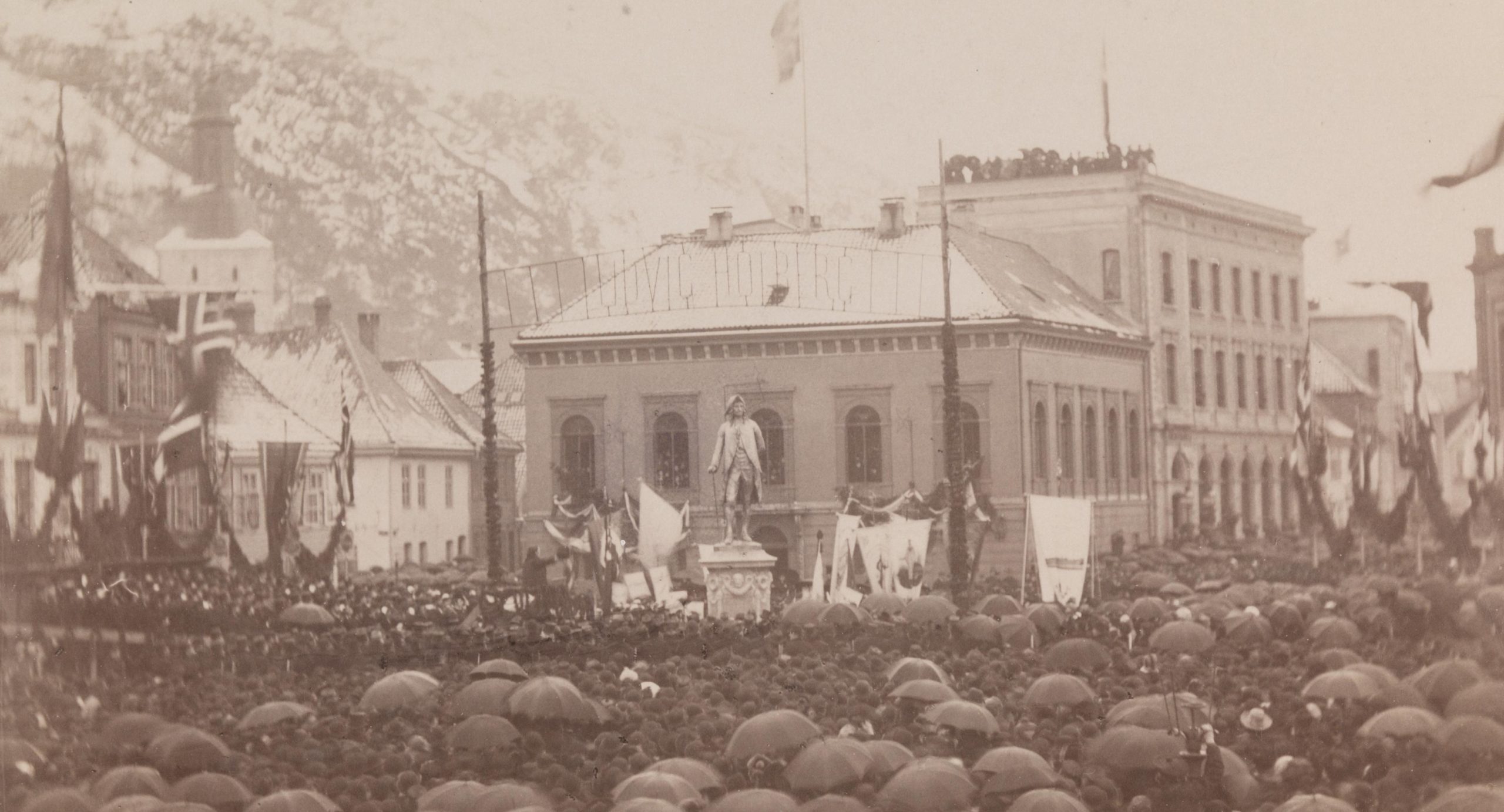 Holberg-statuen i Bergen avdukes den 3. desember 1884&nbsp;<span>(+)</span>