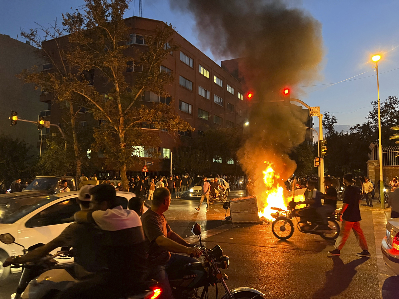 Demonstranter i Iran blir skutt på av sikkerhetspoliti&nbsp;<span>(+)</span>