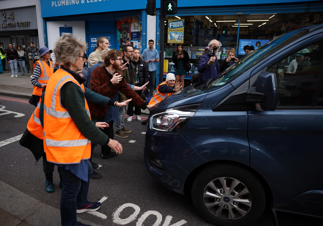 Klimapøbler i London blokkerte brannbil under utrykning og bil på vei til sykehuset&nbsp;<span>(+)</span>