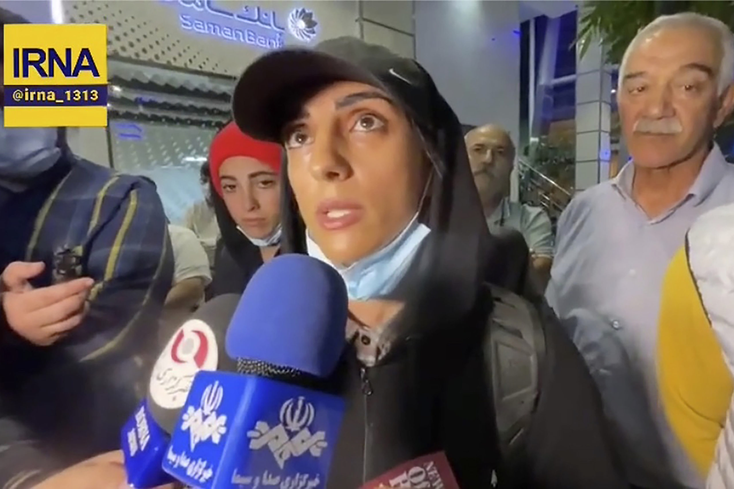 Iransk kvinnelig klatrer brøt loven om hijabpåbud – hylles etter hjemkomst i Teheran&nbsp;<span>(+)</span>